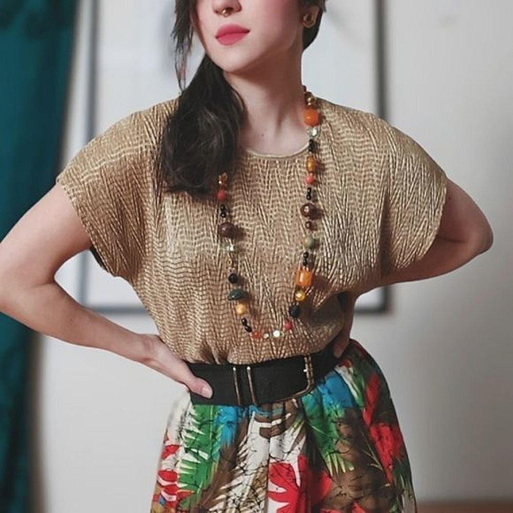Vtg light gold zigzag crêpe short sleeve blouse